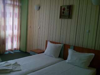 Отель Hotel Vivas Приморско Двухместный номер с 1 кроватью или 2 отдельными кроватями и балконом-2