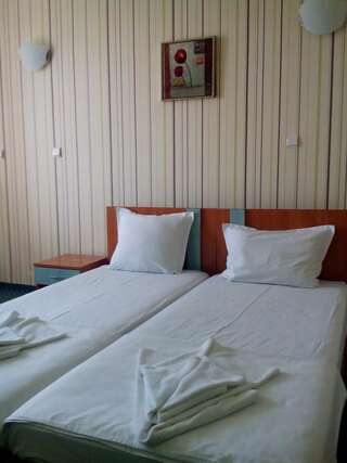 Отель Hotel Vivas Приморско Двухместный номер с 1 кроватью или 2 отдельными кроватями и балконом-3