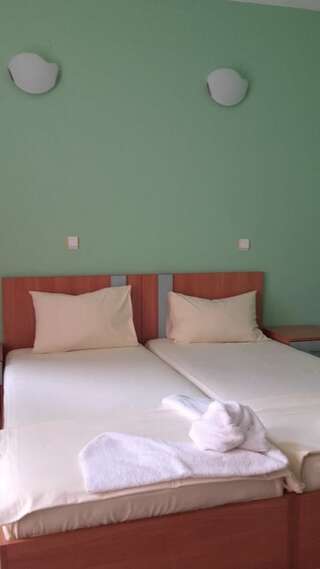 Отель Hotel Vivas Приморско Двухместный номер с 1 кроватью или 2 отдельными кроватями и балконом-4